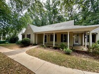 Building Photo - Charming 3 Bedroom Home - Fenced In Back Yard