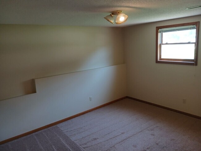 Building Photo - 3 bedrooms, 2.5 bathrooms, 2 car garage, with bonus flex room!