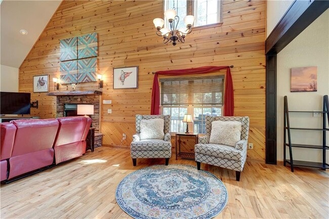 Building Photo - 495 Chicory Dr E