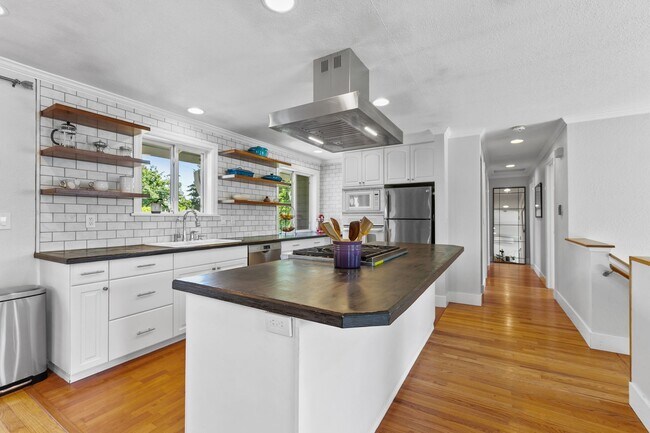 Building Photo - 3Bd/2.25Ba Seattle House