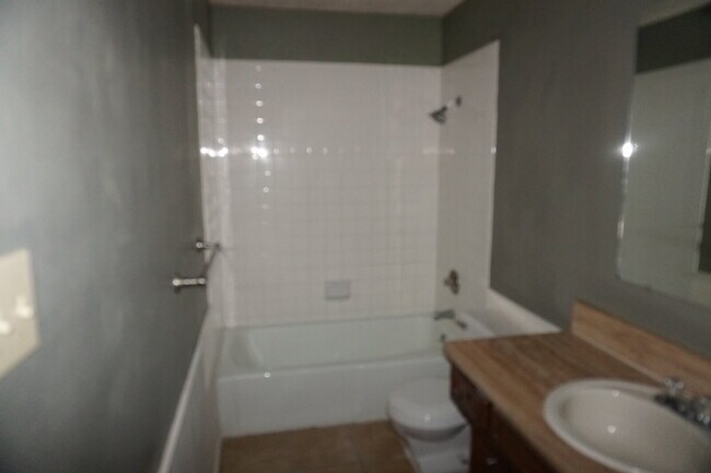 Building Photo - Duplex Located Just Off S. Loop Conveniently Located Near Many Restaurants, Shopping Mall / Outle...