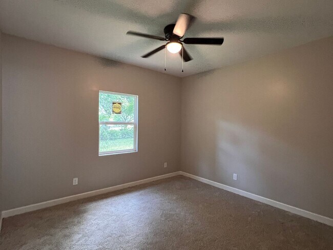 Building Photo - Beautifully Renovated 6 Bedroom, 2 Bathroo...