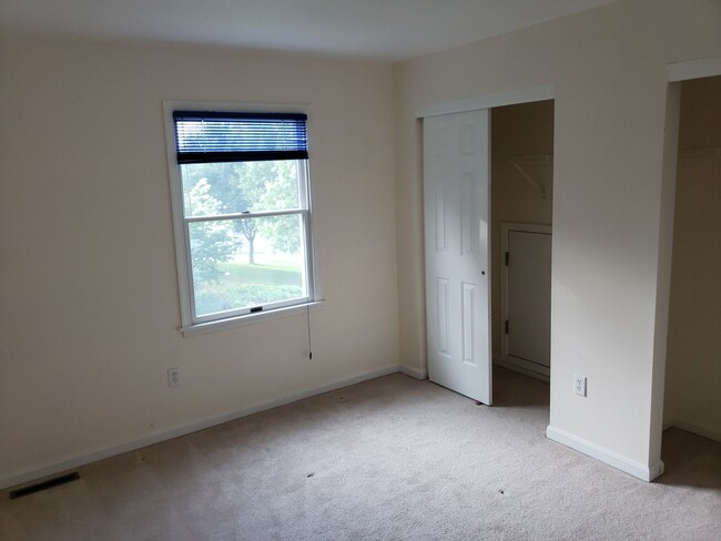 Building Photo - 3 Bedroom, 2 Bath, Sun room and 1 car gara...