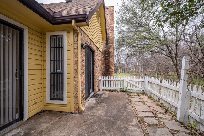 Building Photo - 1601 Faro Dr