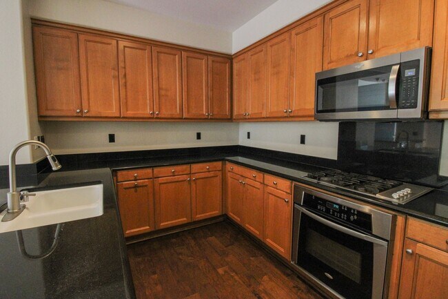 Building Photo - 4 bedroom 2.5 bathroom condo in Broad Street Village Complex