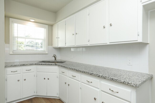 Building Photo - 631 Edgebrook Dr