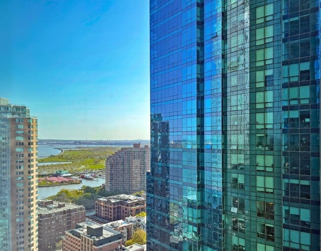 Building Photo - 77 Hudson St