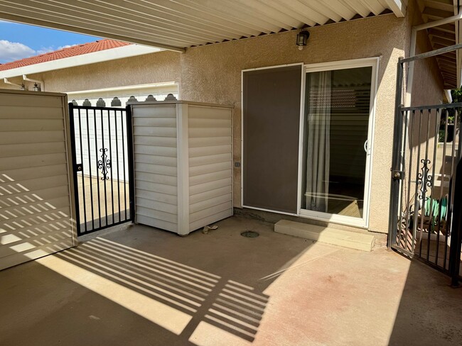 Building Photo - 3 Bedroom 2 Bath home with covered patio