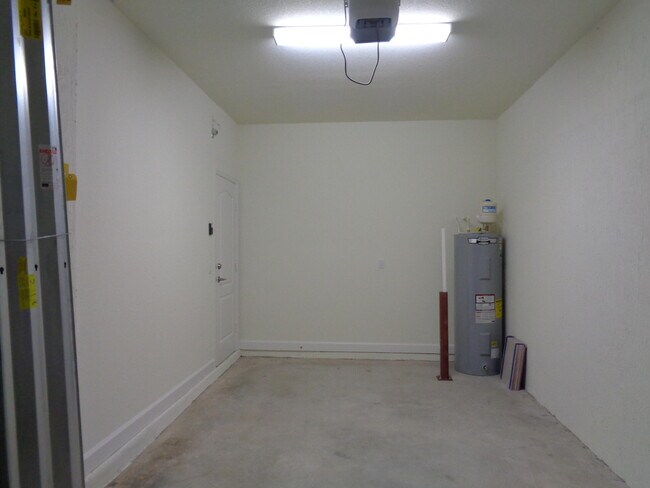Building Photo - 10004 W Villa Cir