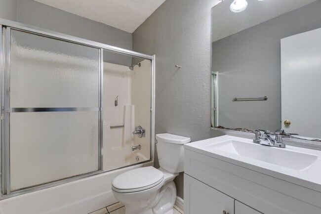 Building Photo - Charming 2-Bedroom Unit in a Well-Maintained 4-Plex!