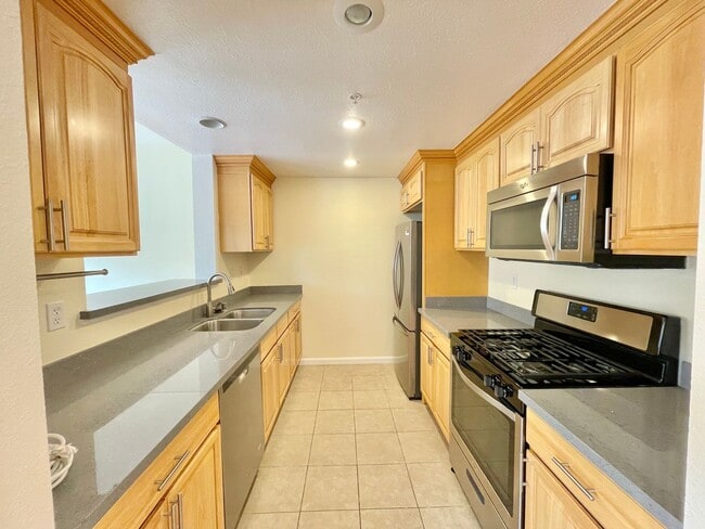 Building Photo - 2BD/2BA Spacious Crocker Amazon Condo, Gat...