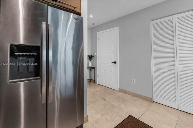 Building Photo - 6515 Collins Ave