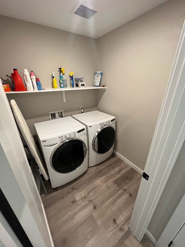 Building Photo - Beautiful 3 Bedroom Townhome in the Southw...