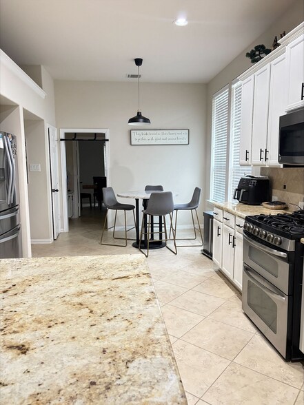 Building Photo - 3042 Currant Dr