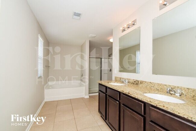 Building Photo - 210 Oakwell St