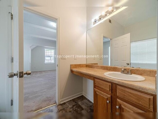 Building Photo - Spacious 4 bedroom 2.5 bath