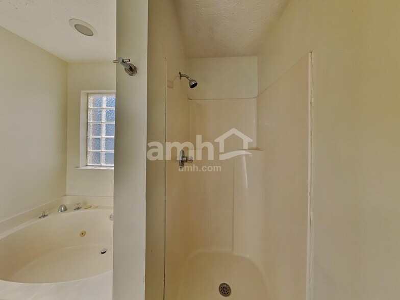 Building Photo - 105 Koleberg Trl