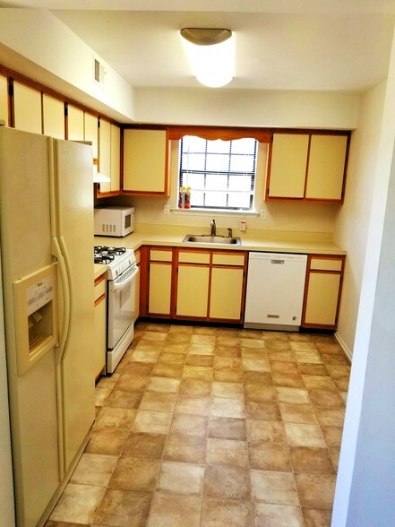 Building Photo - 4 Fairway Ct