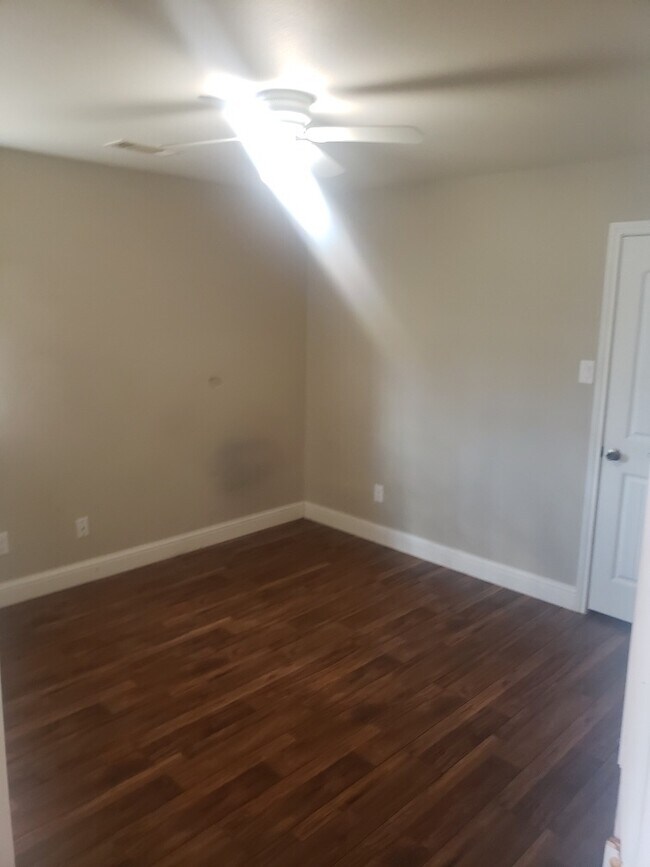 Building Photo - Duplex Home Available 76116