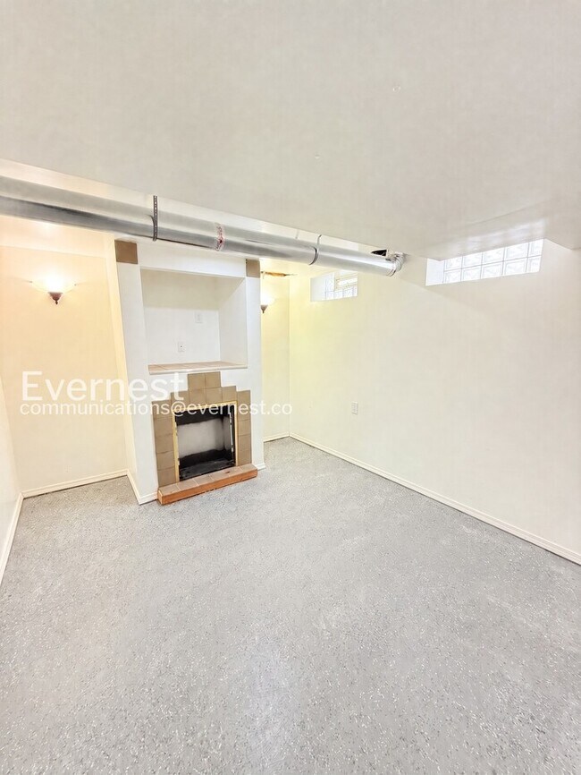 Building Photo - 3 Bed, 1 Bath Home with Modern Amenities  / Pet-Friendly / Vouchers Accepted / Available Now!