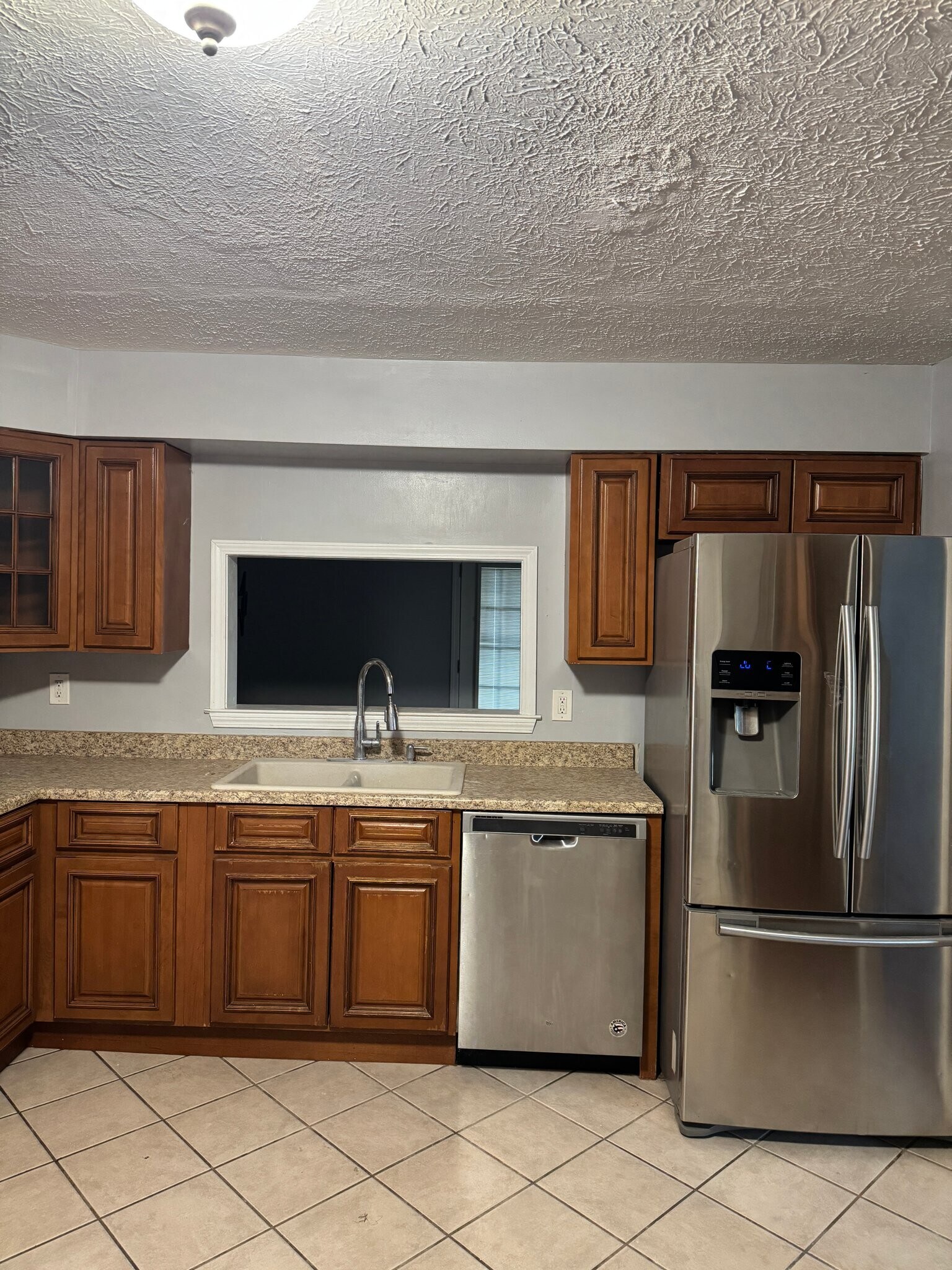 Building Photo - 223 N Queens Ct