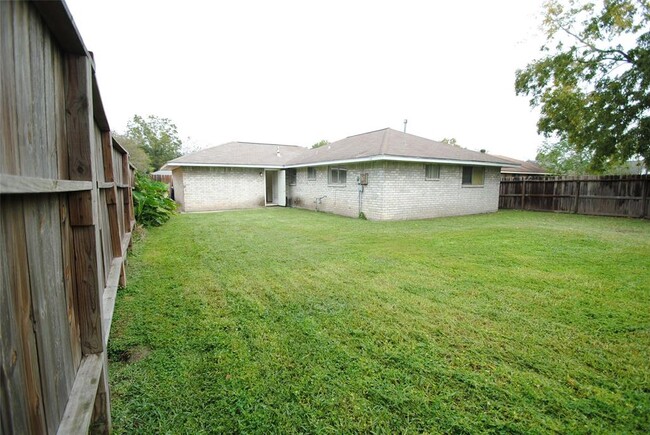 Building Photo - 2135 Bunzel St
