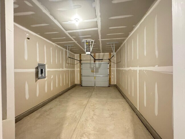 Building Photo - BRAND NEW GORGEOUS TOWNHOUSE in a very con...
