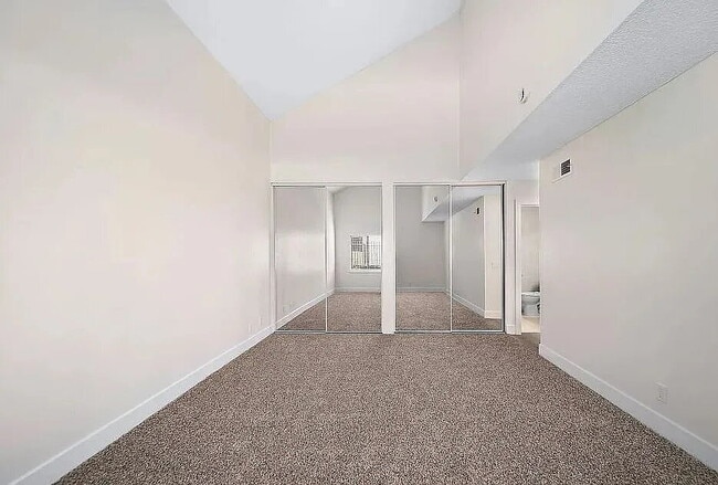 Building Photo - "Charming 3-Bed Townhouse with Granite Countertops & Hardwood Floors in Santa Ana!"