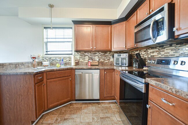 Building Photo - Pet Friendly Three Bedroom!