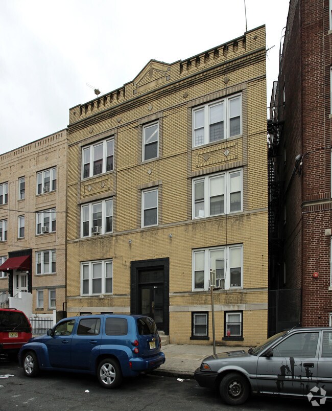 Primary Photo - 80 Van Wagenen Ave