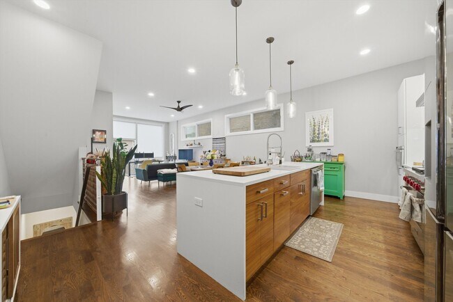 Building Photo - 2528 N Linden Pl