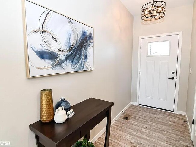 Building Photo - 2501 N Terrace Dr