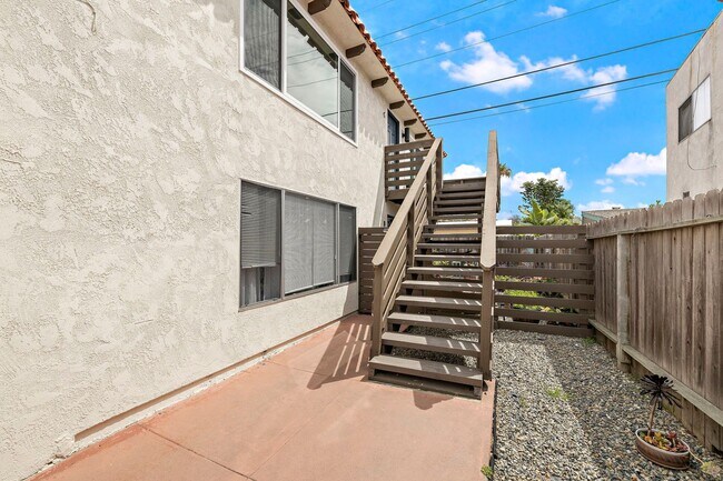 Building Photo - 219 Avenida Santa Barbara