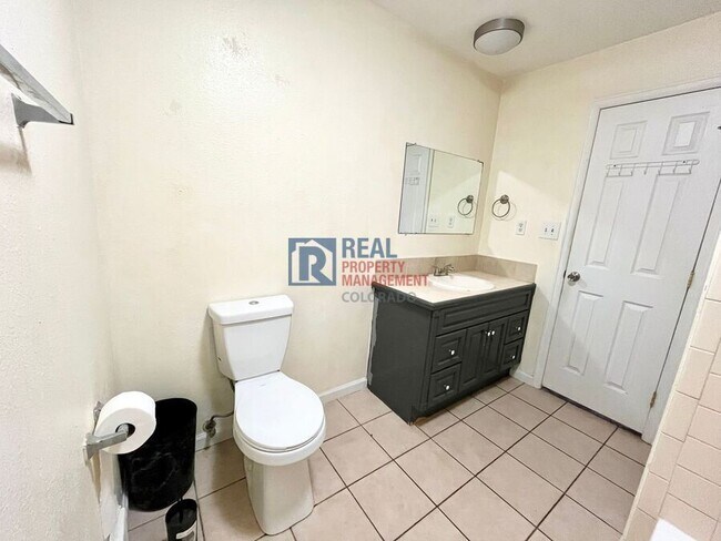 Building Photo - 425 Rosewood Dr