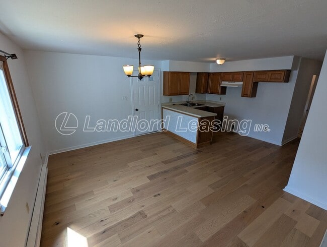 Building Photo - Country Living Spacious Ranch Duplex with ...