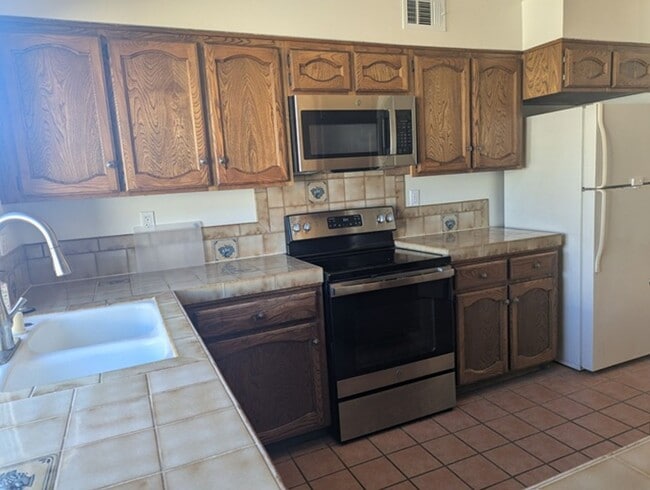 Building Photo - 3 Bedroom 2 Bathroom Single Story Home in ...