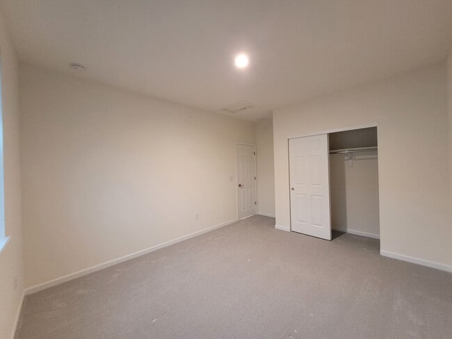 Building Photo - 820 Promenade Dr