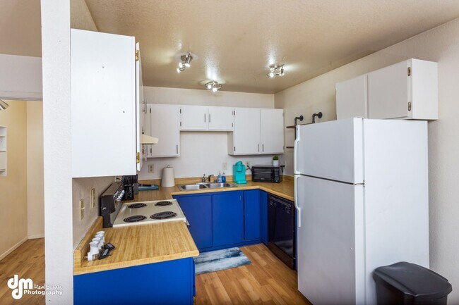 Building Photo - 76th Ave Duplex