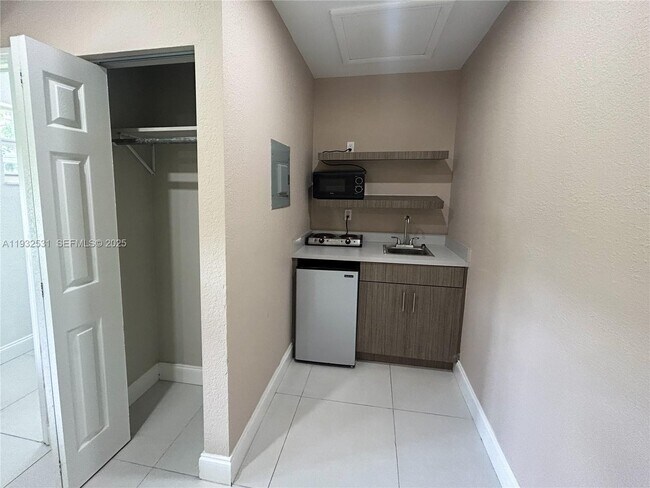 Building Photo - 1255 SW 6th St