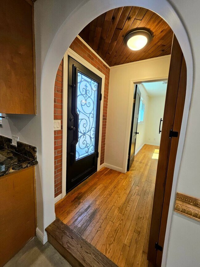 Building Photo - New Listing: Cozy 3-Bedroom, 3-Bathroom Ho...