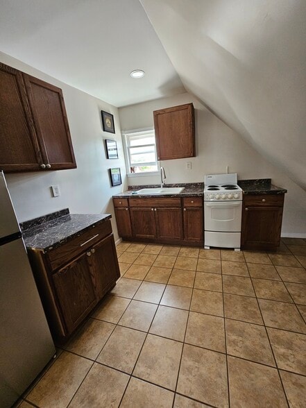 Suite Kitche - 105 Laverack Ave