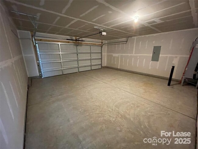 Building Photo - 354 Hollingswood Dr
