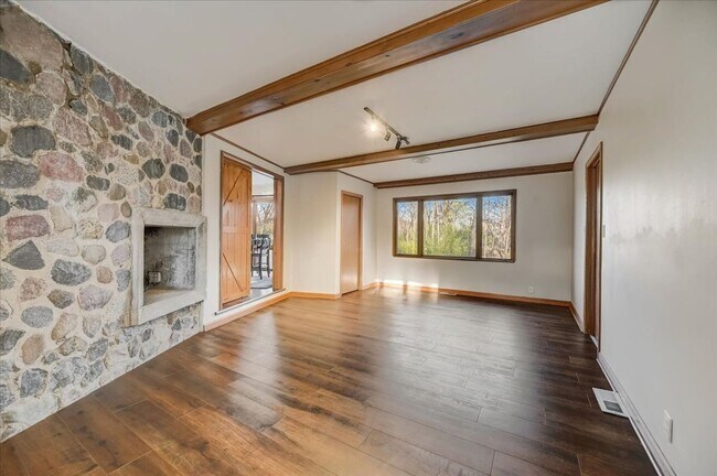 Building Photo - Spacious Elm Grove 3BR/2BA Ranch Single Fa...