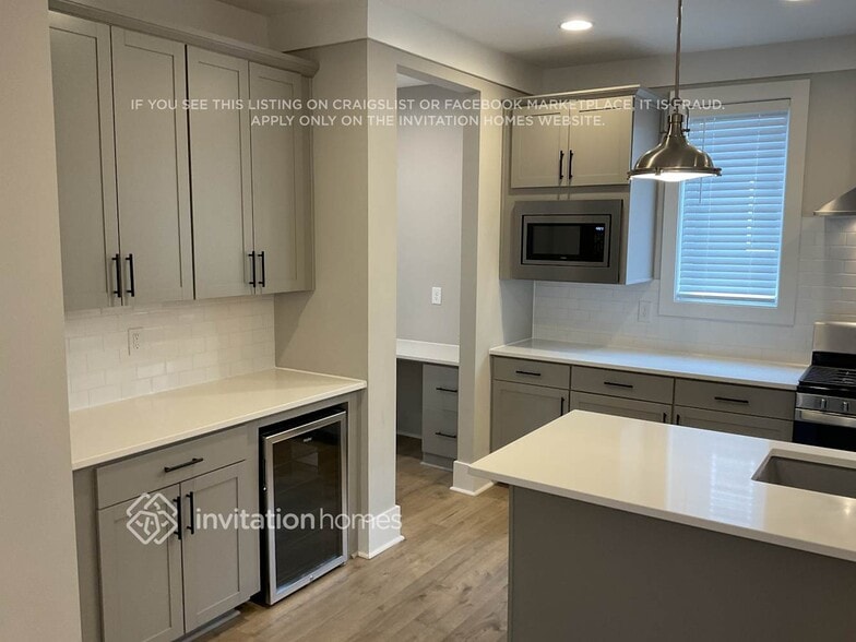 Building Photo - 647 Vernon Ave