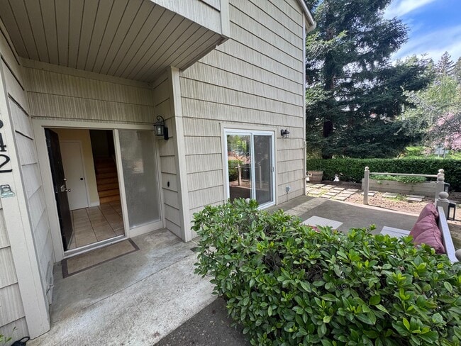 Building Photo - 642 Commons Dr