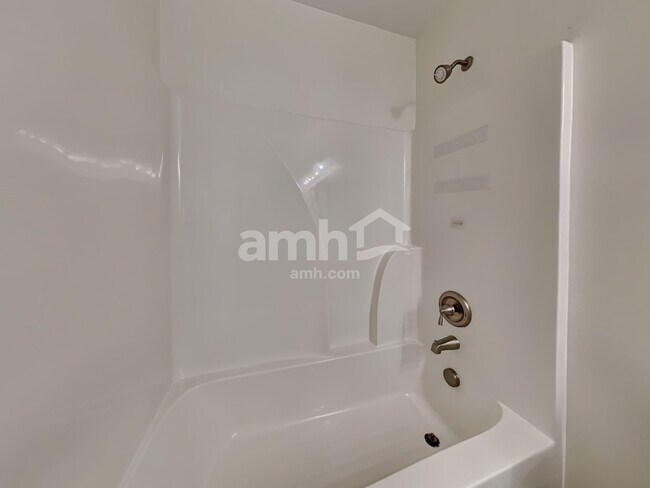 Building Photo - 136 Weeping Cypress Dr