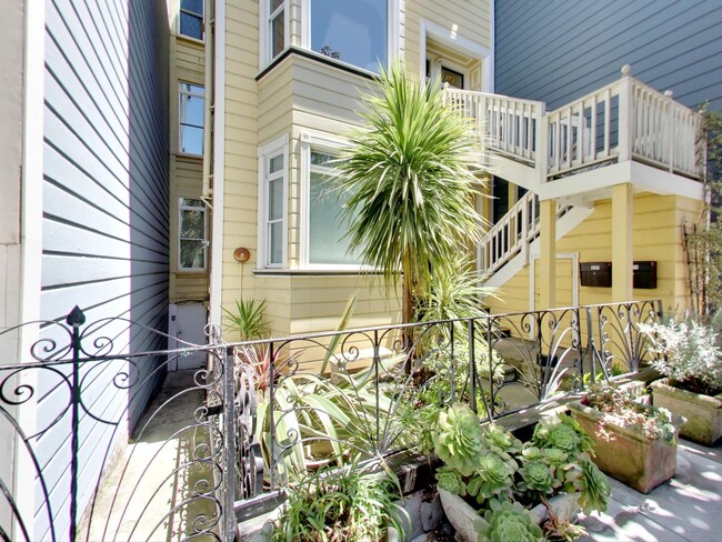 Building Photo - Beautiful 3 Bedroom in Duboce Triangle!!