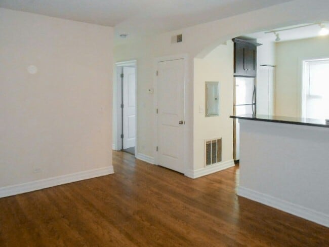 Building Photo - 3812 N Sheffield Ave