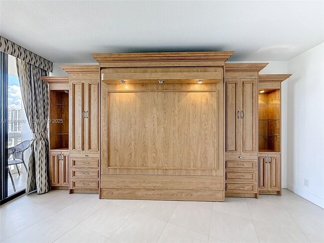 Building Photo - 1000 W Island Blvd