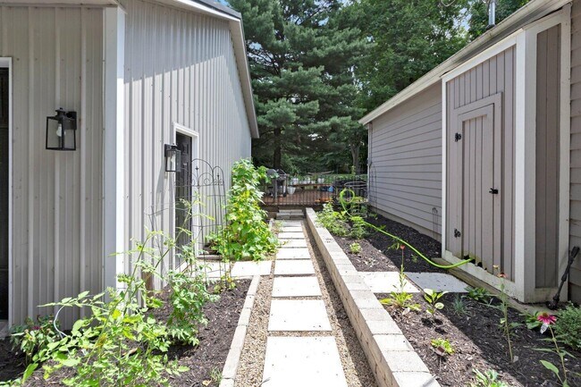 Building Photo - 7093 S Section Line Rd